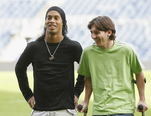 门将助攻前锋！离谱名场面（门将送出助攻，前锋破门上演离谱一幕）