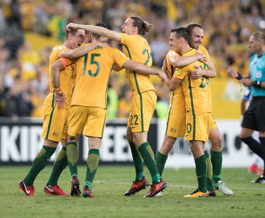 库蒂尼奥为小儿子庆祝生日，一家人身穿他效力过球队的球衣（库蒂尼奥为幼子庆生，全家身着其曾效力球队的战袍）