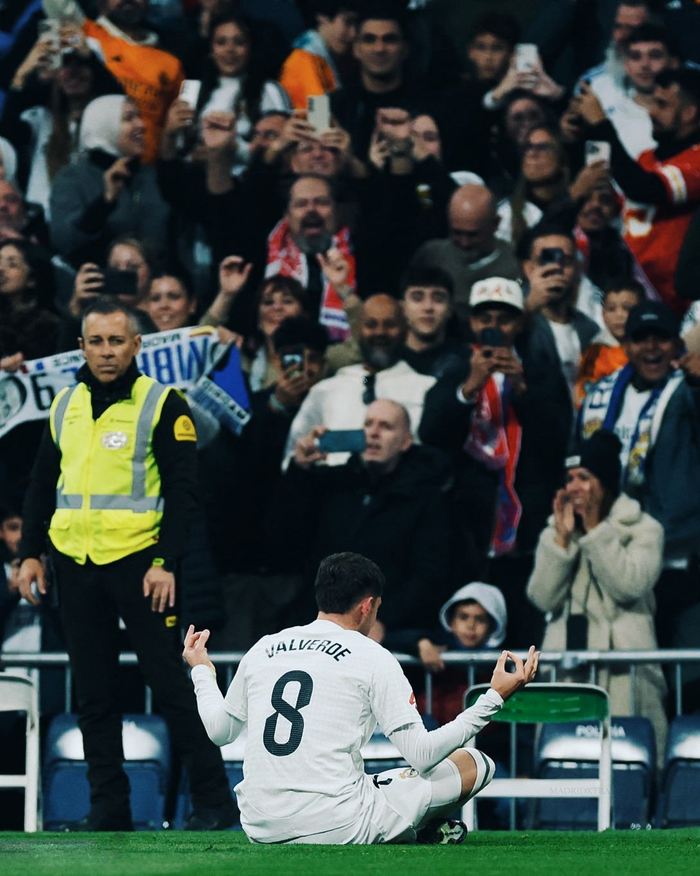 里程碑！德里克·怀特命中职业生涯第1000记三分（生涯里程碑！德里克·怀特投进第1000个三分球）