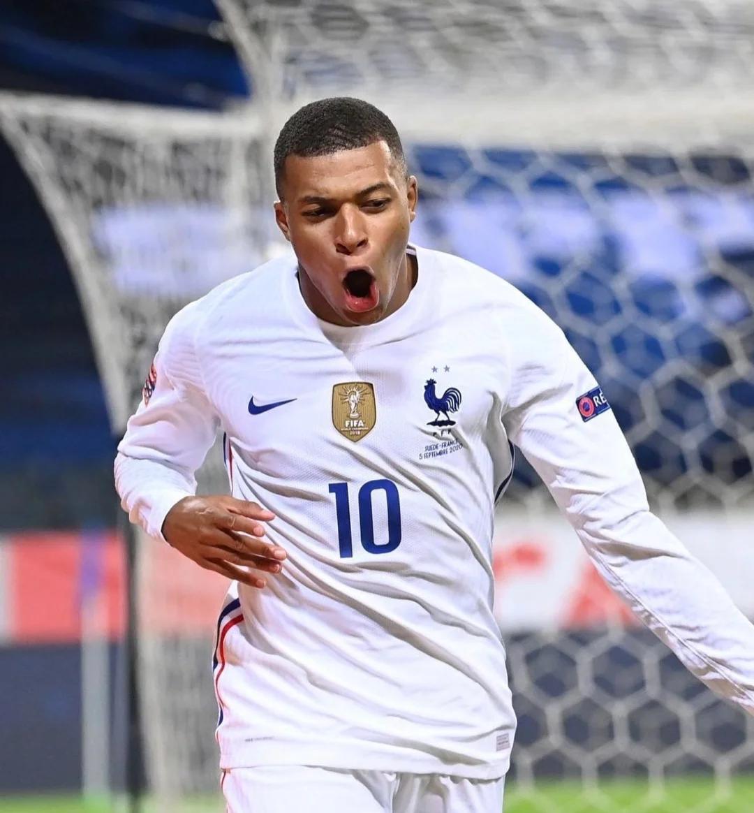 曼联计划打破转会纪录，签下埃利奥特·安德森和马特塔，争夺关键球员。（曼联欲刷新转会纪录，追逐埃利奥特·安德森与马特塔，力争关键目标）