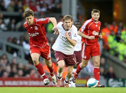 C罗挑战机器人守门员，射门频频被挡出，最后抓住漏洞进球（C罗与机器人门将过招，多次射门被化解，终寻破绽破门）