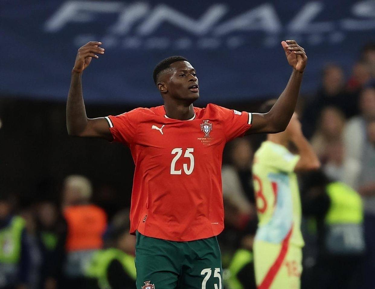 韩国杯战报：李昇祐加时赛制胜+染红，全北2-1光州夺冠（韩国杯：李昇祐加时绝杀后染红，全北2-1击退光州捧杯）