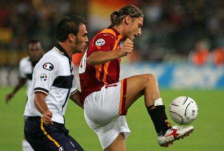 阿森纳新赛季第二客场球衣发布：灵感来自海布里球场（阿森纳发布新赛季二客球衣：灵感源自海布里球场）