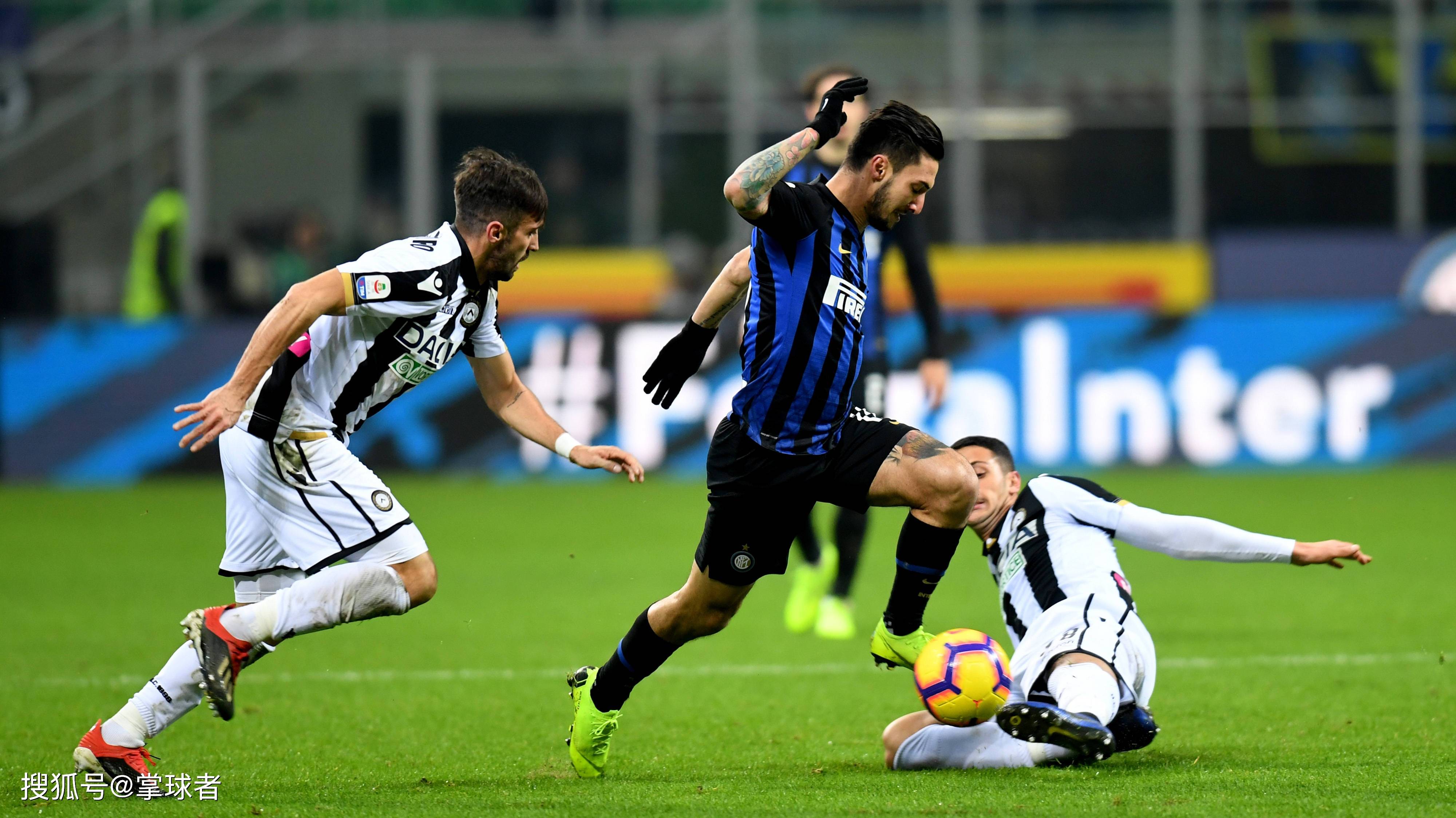 F1拉斯维加斯站：维斯塔潘夺冠！诺里斯第2，拉塞尔第3（F1拉斯维加斯大奖赛：维斯塔潘称雄，诺里斯亚军，拉塞尔季军）