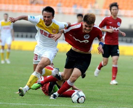 西甲：皇马客场2-2战平比利亚雷亚尔（西甲联赛：皇马客战比利亚雷亚尔2-2收场）