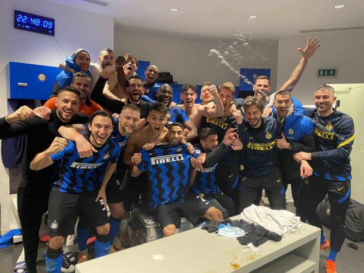 美记：PJ·华盛顿赛前训练扭伤脚踝，提前退出本场比赛（PJ·华盛顿赛前热身扭伤脚踝，本场比赛缺阵）