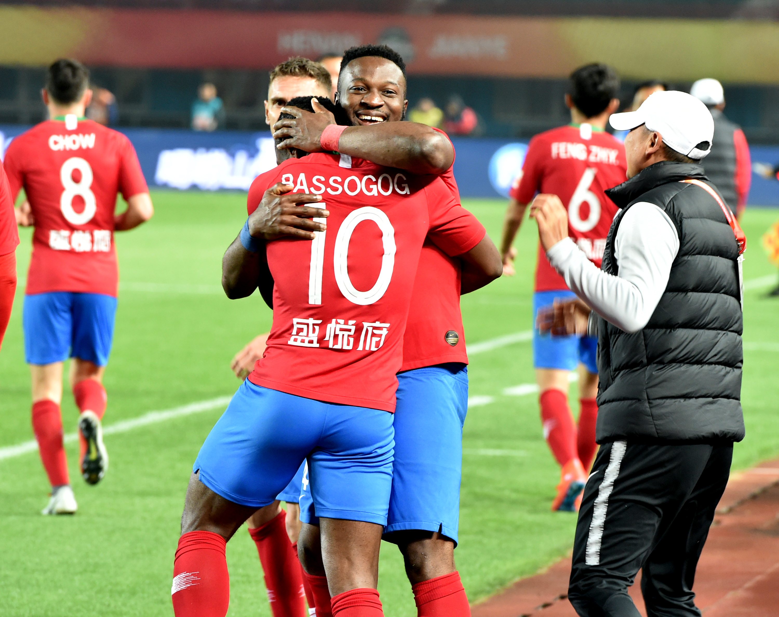 帕潘夸赞吉鲁：他不仅能进球还能防守，甚至还能客串门将（帕潘盛赞吉鲁：能攻善守，必要时还能客串门将）