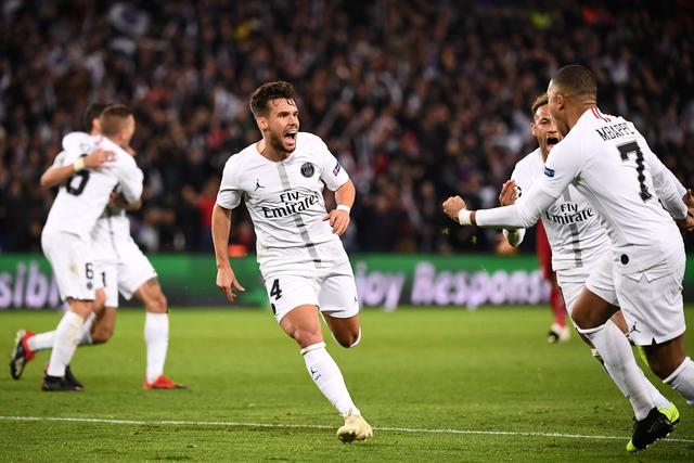 阿斯顿维拉在埃梅里带领下强势冲击英超争冠，与阿森纳激烈争夺榜首。（埃梅里率领阿斯顿维拉强势冲击英超冠军，与阿森纳上演榜首对决）